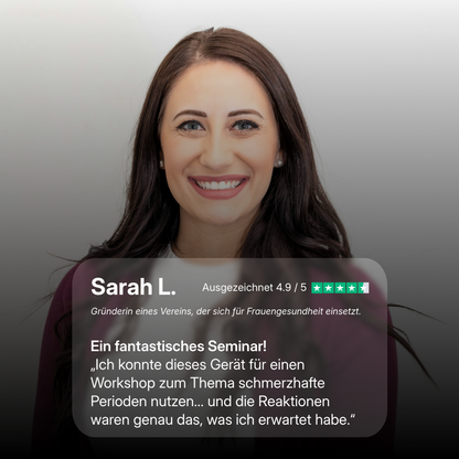 Perioden Simulator Bewertung: Kundin Sarah L. lächelt und bewertet den Perioden Simulator mit 4,9 von 5 Sternen